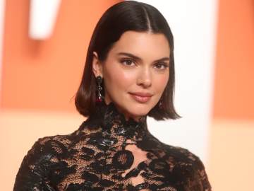 Kendall Jenner Turns Heads In Topless Bikini… 