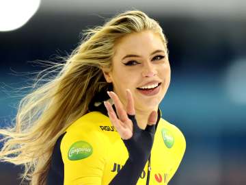 Olympian Jutta Leerdam, 26, Wears Ab-Baring Dress During Surprise… 