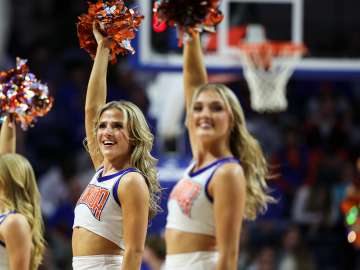 Florida Cheerleader Turns Heads With Swimsuit Photo Before Sweet… 