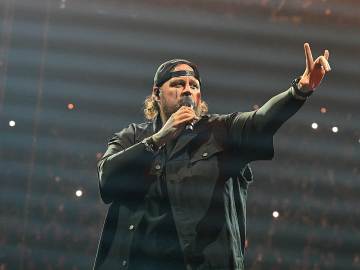 Jelly Roll Gifts Car to Fan After Concert… 