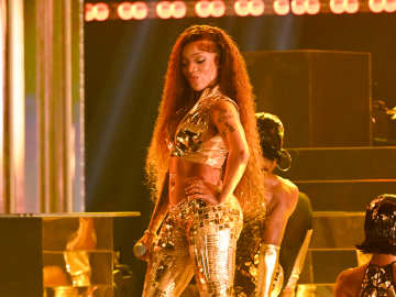 Grammy-Nominated Rapper Abruptly Ends Show After Multiple Crowd… 