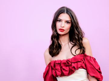 Emily Ratajkowski Wears White Tank Top While Sharing Update With… 