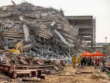 At Least 1,600 Dead in Massive 7.7… 