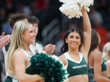 Michigan State Cheerleader Stuns With Sweet 16… 