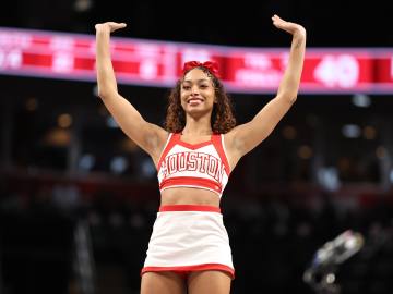 Houston Cheerleaders Wow With Photos Ahead of Final… 