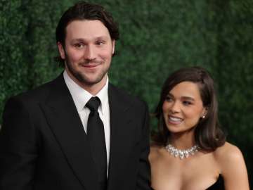 Video of Josh Allen Kissing Hailee Steinfeld Goes… 