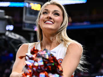 Florida Cheerleaders Turn Heads With Photos Ahead of Final… 