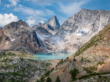 60 Tourists Rescued from Remote Mountain Peak Amid Extreme… 