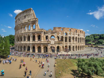 Italian Tour Guide Dies at Colosseum After Heat… 