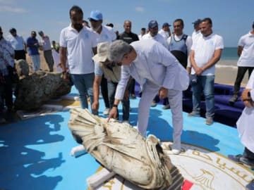 Marine Archaeologists Rescue 2,000-Year-Old Statues from Egypt