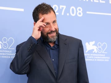 Adam Sandler’s Humble Response to His Role in ‘Jay Kelly’ Perfectly Captures Who He… 