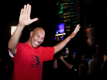 LaVar Ball Reveals Prosthetic Leg for First Time Months After… 