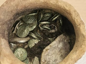 Amateur Archaeolgists Uncover Stunning Artifacts Dating Back… 