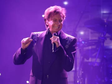 Beloved ’70s Singer, 82, Has Fans Emotional Over Farewell Tour: 