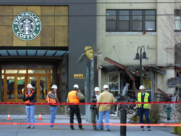 Starbucks Laying Off Nearly 1,000 Workers, Closing Stores in $1 Billion Restructuring… 