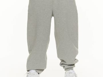 The Best Sweatpants Online Are Back in Stock Just in Time for… 