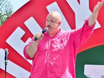 Comedian Claims He Was Elbowed on Delta Flight Because of His… 