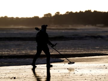 Metal Detectorist Finds Ring with Ties to British… 