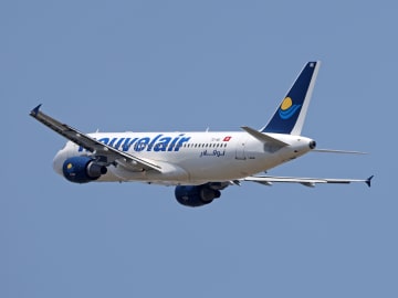 Plane Nearly Collides With Another While Landing on Runway in… 