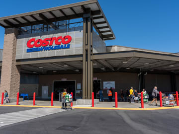Police Searching for Suspect From Viral Costco Brawl… 