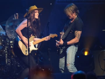 Father of Keith Urban’s Guitarist Maggie Baugh Reacts to Romance… 
