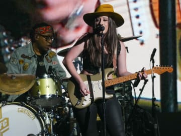 Keith Urban’s Guitarist Maggie Baugh Teases Major… 