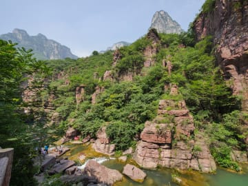 Video: Huge Rockfall Hits Popular Tourist… 