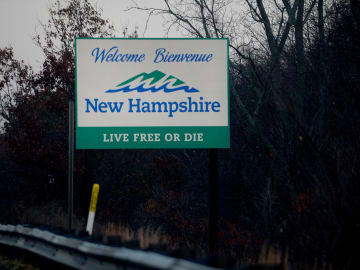 Passengers Stranded 30 Feet in Air After Amusement Park Ride… 