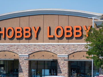 Hobby Lobby’s $17 Acacia Wood Cutting Board Is Eerily Similar to a Williams Sonoma Style That’s Over 7x the… 