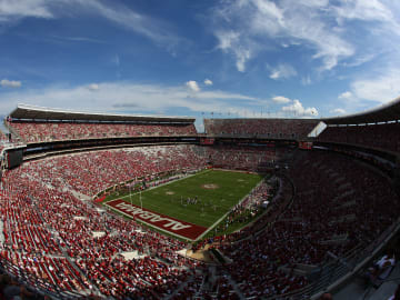 Former NFL Star, College Football Hall of Famer Dies at… 