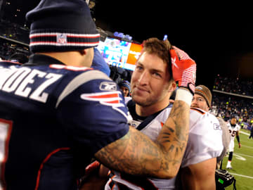 Tim Tebow Carefully Navigates Questions About Former Teammate Aaron Hernandez in New… 