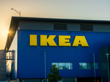 Ikea’s ‘Handy’ $15 Magnetic Rack Is a Game-Changer for Kitchen Knife… 