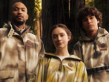 Billie Lourd Channels Carrie Fisher in New Apparel… 