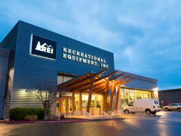 REI