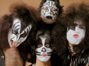 Gene Simmons Makes Controversial Comment About Late KISS Bandmate Ace… 