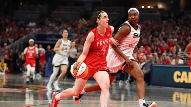 INDIANAPOLIS, INDIANA - MAY 17: Caitlin Clark #22 of the Indiana Fever drives around Elizabeth Williams #1 of the Chicago Sky during the first half during the Fever's home opener at Gainbridge Fieldhouse on May 17, 2025 in Indianapolis, Indiana. NOTE TO USER: User expressly acknowledges and agrees that, by downloading and or using this Photograph, user is consenting to the terms and conditions of the Getty Images License Agreement. (Photo by Gregory Shamus/Getty Images)