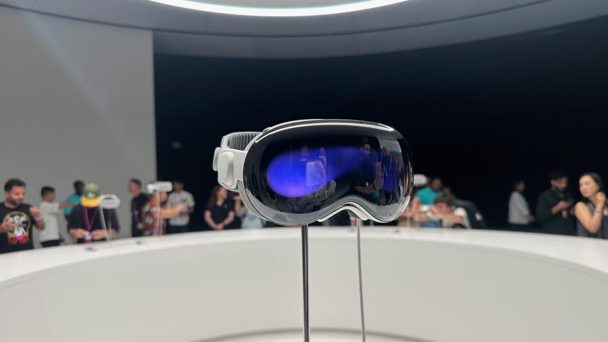 Exploring the Future: A Closer Look at Apple's Vision Pro Mixed Reality Headset - Apple's Vision Pro Mixed Reality Headset Motion tracking capabilities