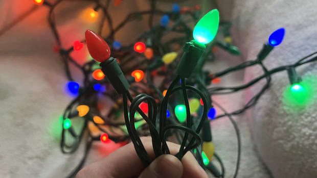 Replacing christmas store light bulbs