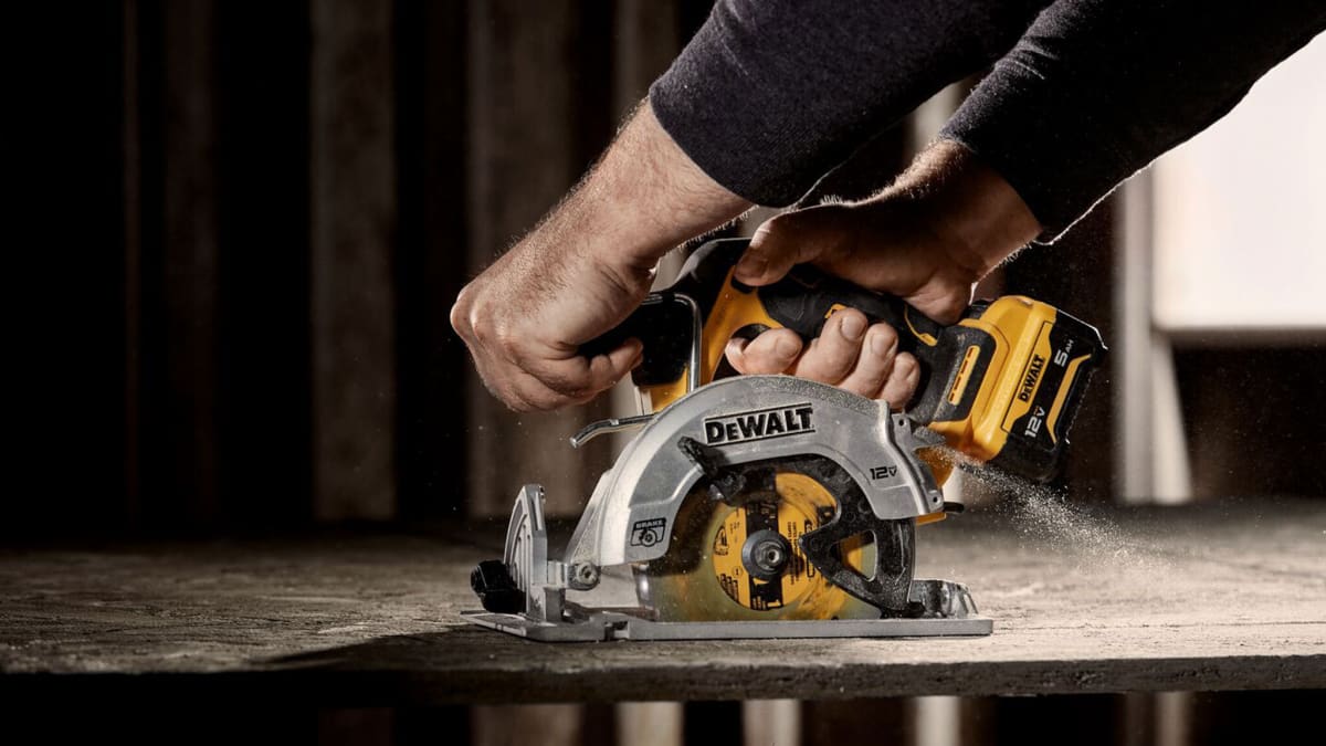 Circular saw for outlet tight spaces
