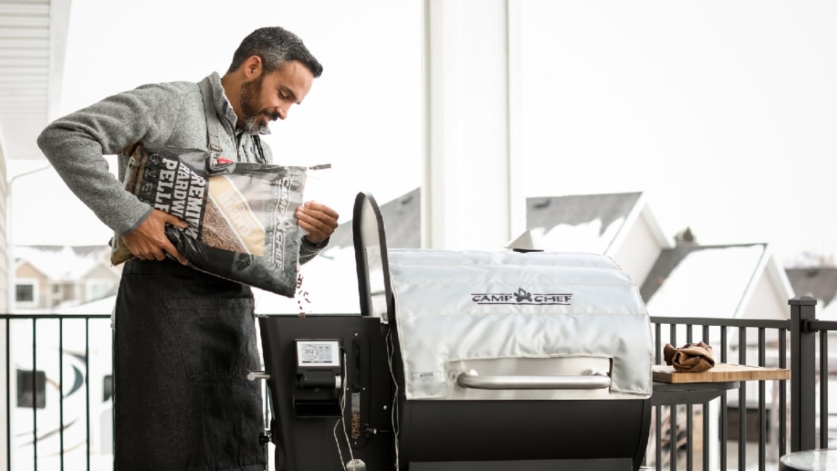 Insulated clearance pellet smoker