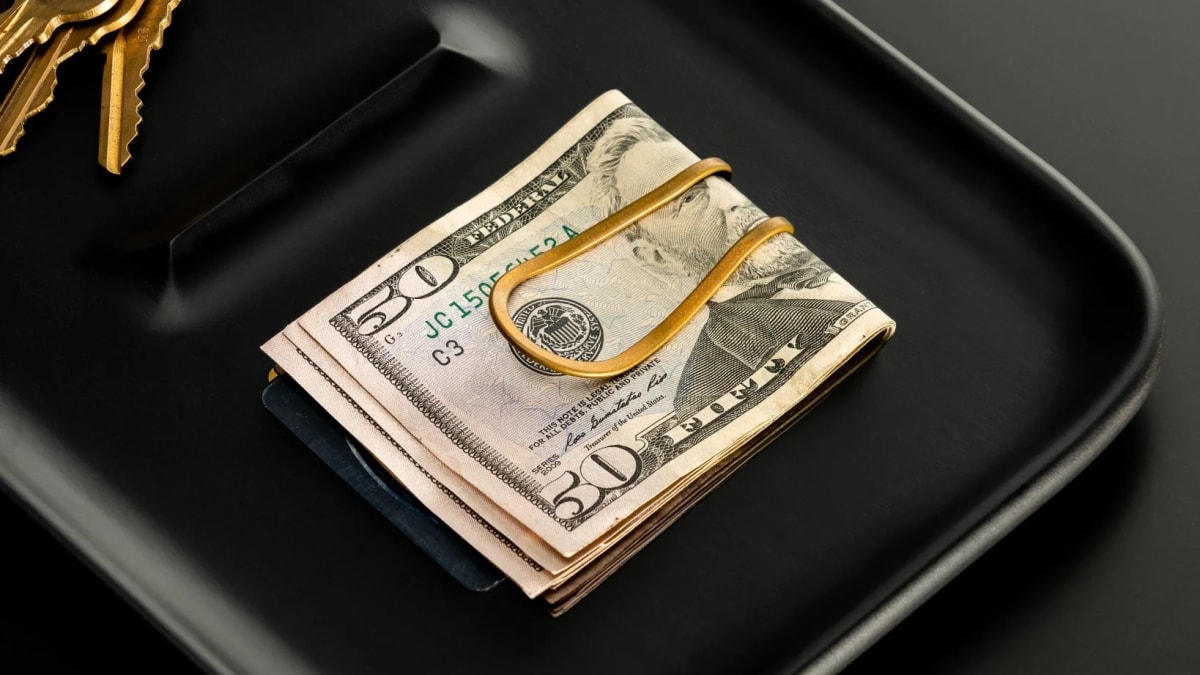 Money holder discount