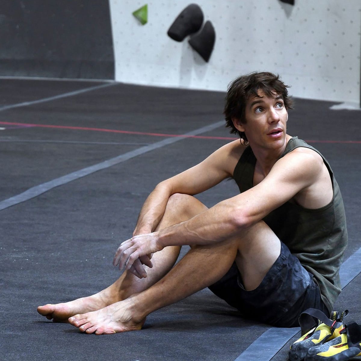 Free Solo Star Alex Honnold Goes Nude for ESPNs Body Issue - Mens  Journal