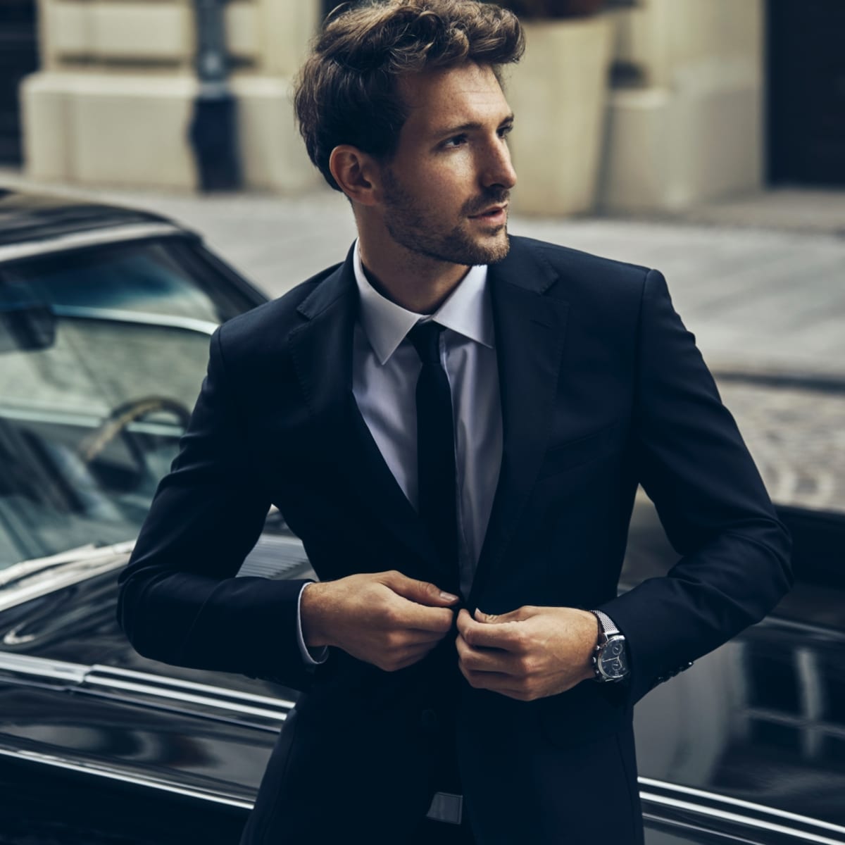 https://www.mensjournal.com/.image/ar_1:1%2Cc_fill%2Ccs_srgb%2Cfl_progressive%2Cq_auto:good%2Cw_1200/MTk2MTM3MDAyNjE2ODkwODg1/handsomemaninblacksuitwitholdclassiccar.jpg