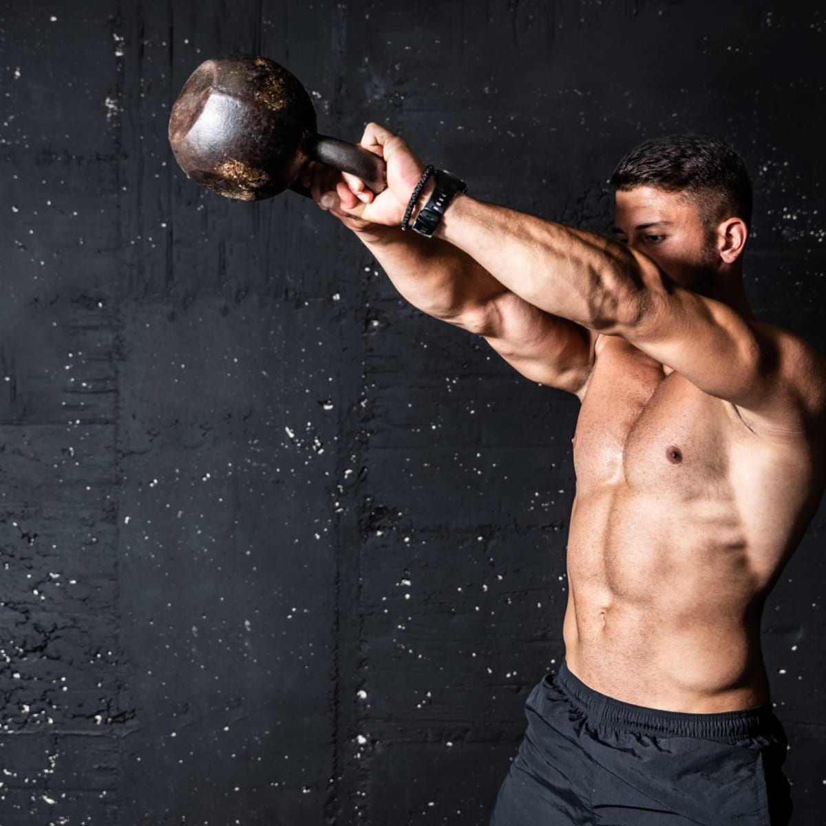 veltalende Fitness Kollegium 14 At-Home Workouts You Can Do With 1 Kettlebell | Men's Journal - Men's  Journal