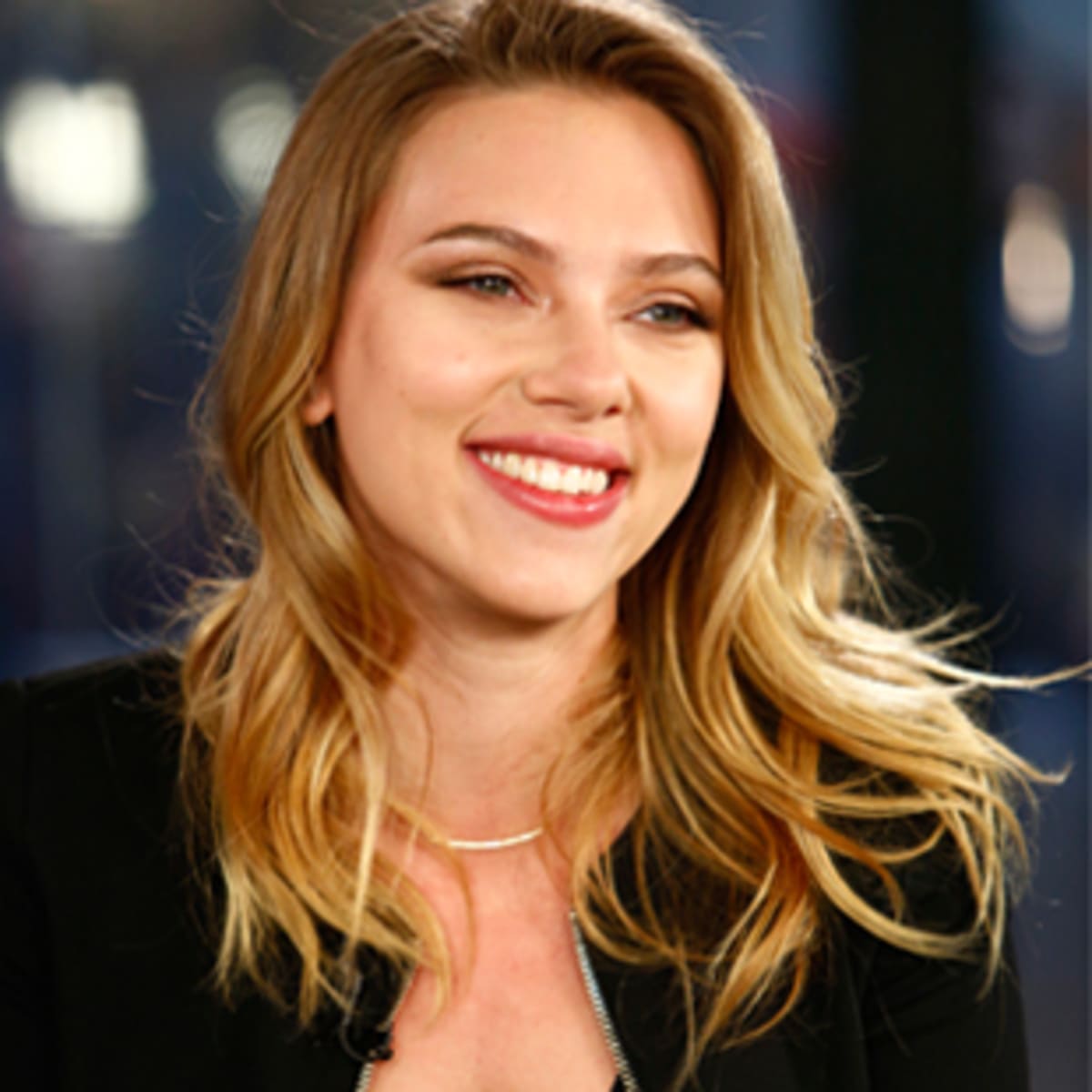 How to style your hair like Scarlett Johansson | helensgoodhairday.com