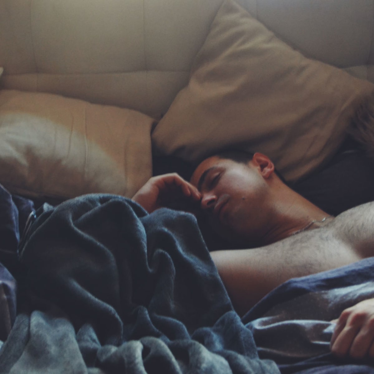 Sleep Nude - Benefits of Sleeping Naked, According to Science | Men's Journal - Men's  Journal