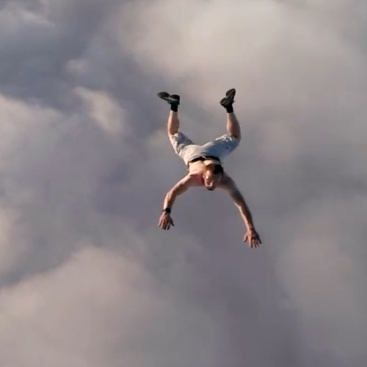 Man survives jumping without a parachute from dizzying height of