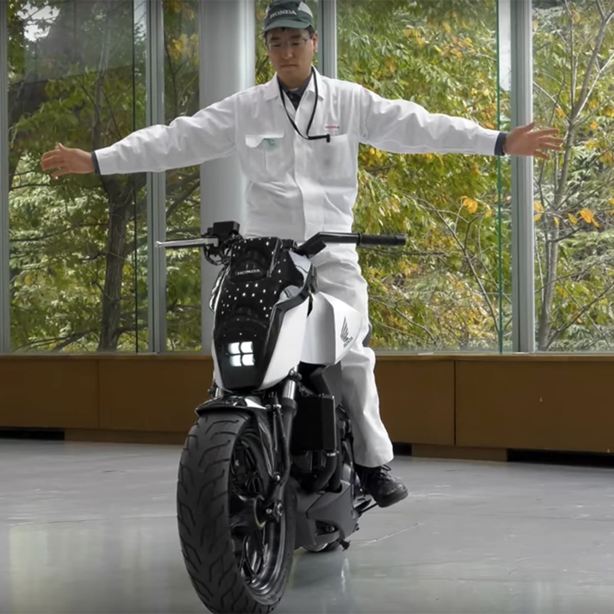 Self store stabilizing bike