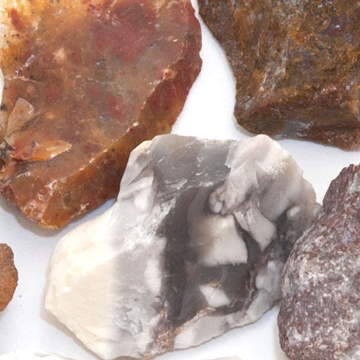 How to find flint and other sparking rocks to build a fire in a