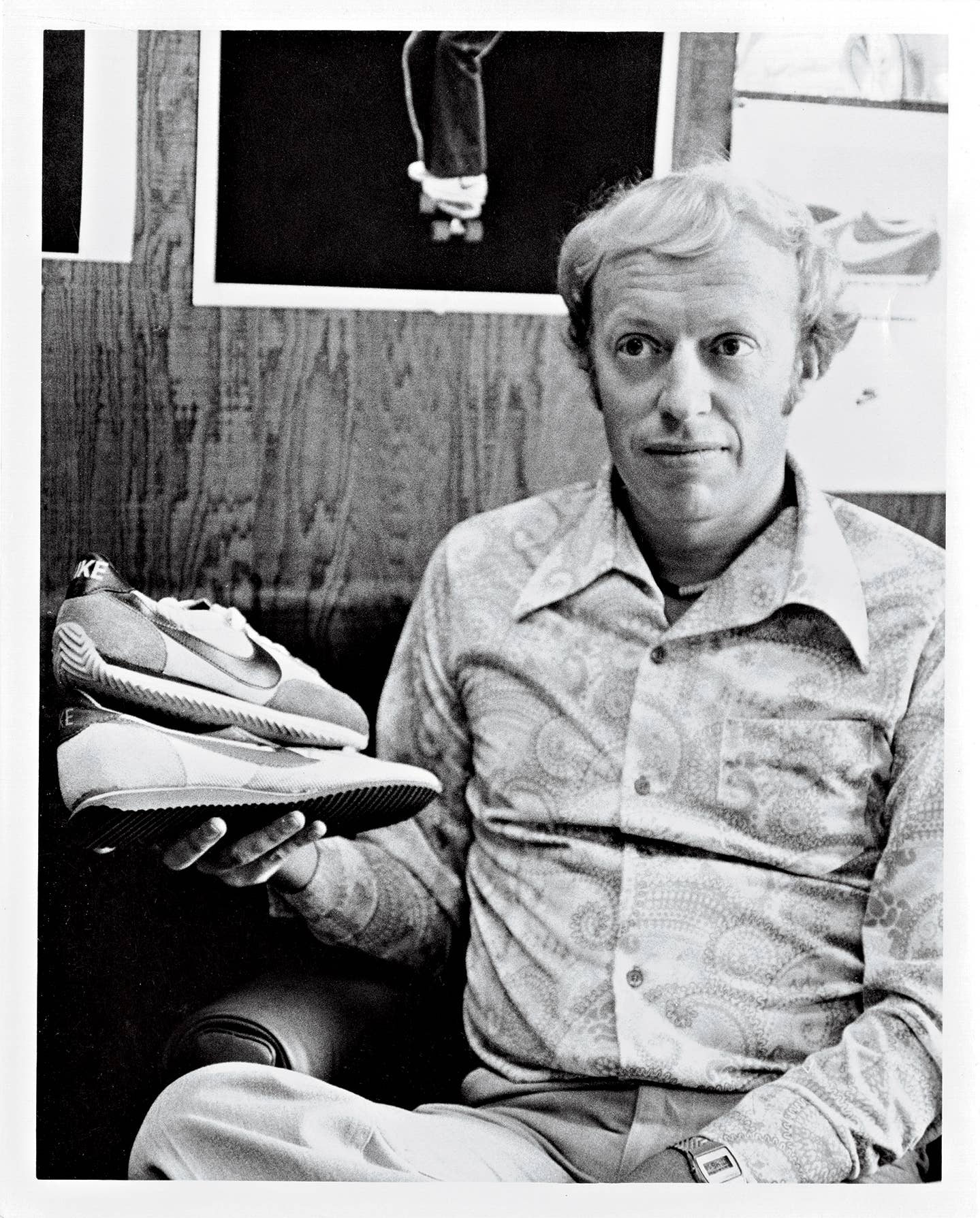 Phil Knight, cofundador de Nike, con unas zapatillas Nike Cortez — fotografía histórica publicada por Men’s Journal